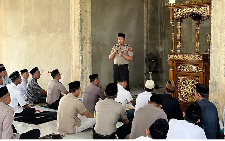 Kapolres Konawe Utara AKBP Dr. Rico Fernanda, S.H., S.I.K., M.H., tengah menyampaikan pesan Kamtibmas anti-hoaks di hadapan jamaah dan tokoh masyarakat. Dalam kesempatan tersebut, ia mengingatkan pentingnya prinsip "Saring Sebelum Sharing" untuk mencegah 
